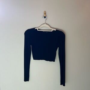 black long sleeve crop top